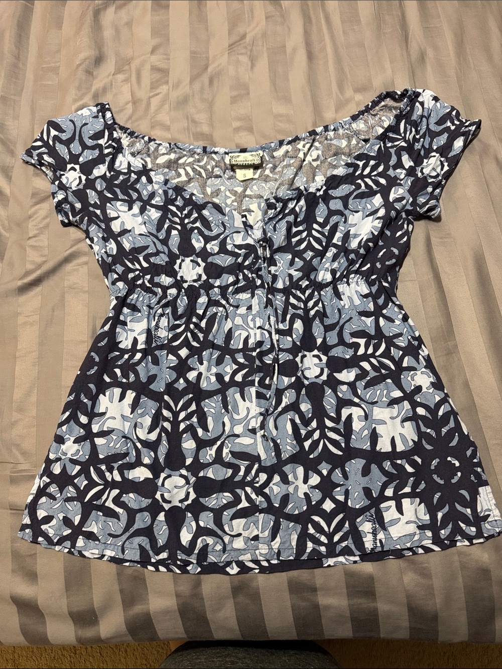 Manuhealii Navy and Light Blue Scoop-Neck Short Sleeve Blouse